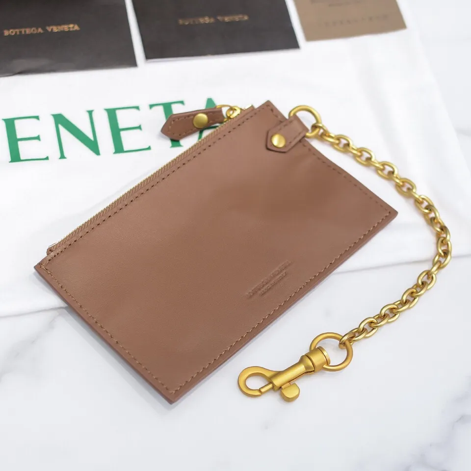 Batch 1860 🔥🔥The counterattack of the popular Bottega Veneta started with this series of cloud bags, which went viral in the fashion circle and started a craze! Out of stock, out of stock, out of stock... One piece is hard to find, super hard to buy, regardless of age, season, or occasion. Very classy. Really, if you carry this on the road, it will turn heads! This is also the reason why this series is so expensive. Large size: 38*20*8.5cm [Big clouds and large grid weaving]